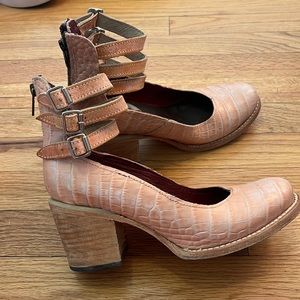 BLUSH RANDI from Freebird by Steven. Fair condition